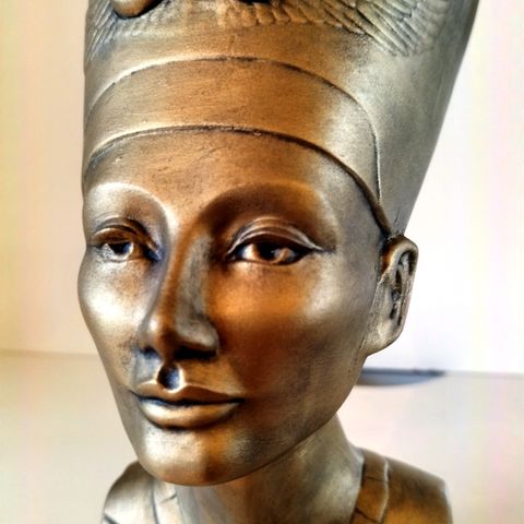 Mesterverk bysteskulptur av Nefertiti.  Dronning av Egypt.