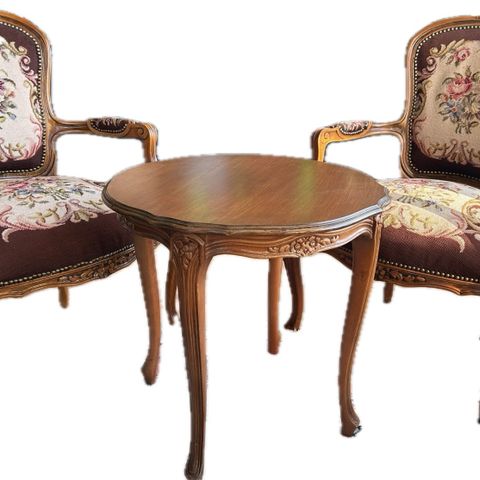 Nydelige to broderte stoler med bord i rokokko stil selges
