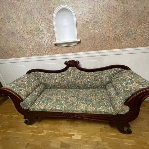 Antikk empire-sofa i heltre fra rundt 1750