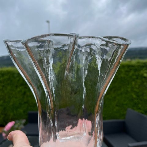 Tulipanvase i glass. Ca 15 cm høy