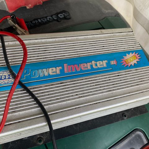 Power inverter 700 W