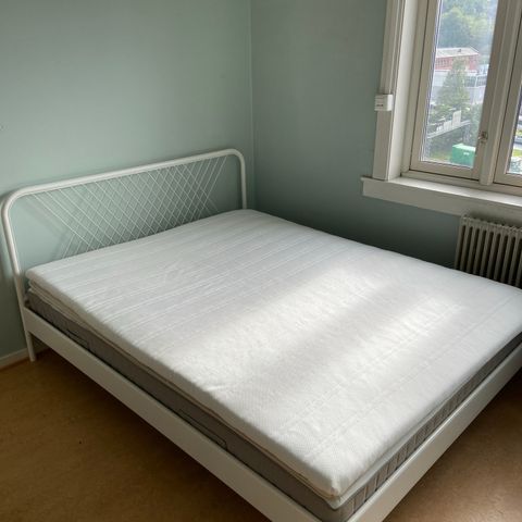 Pent bruk seng uten madrass gis bort mot henting