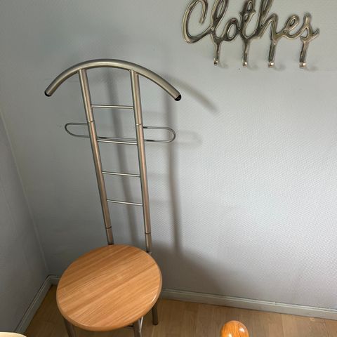 Fin krakk / stol med plass til å henge klær + knagger