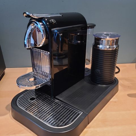 Lite brukt nespresso kaffemaskin med melkestimer