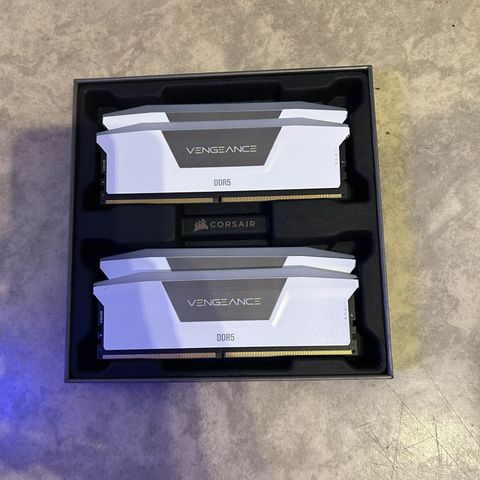 2 x Corsair Vengeance DDR5 6200MHz 32GB RGB (hvit)