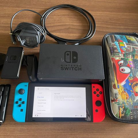 Strøken Nintendo Switch V2 med Utstyr