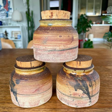 Tre flotte krukker i keramikk fra Ragnhild Winsvold