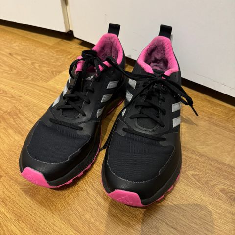 Adidas joggesko svart og rosa str 42 2/3 - kun brukt innendørs