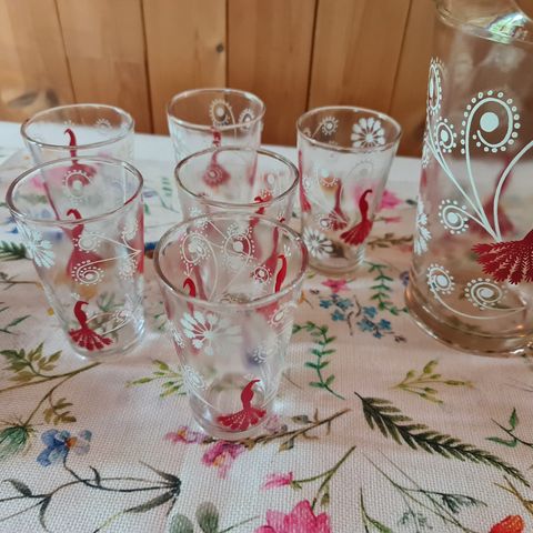 Gammel glassmugge  med 6 glass