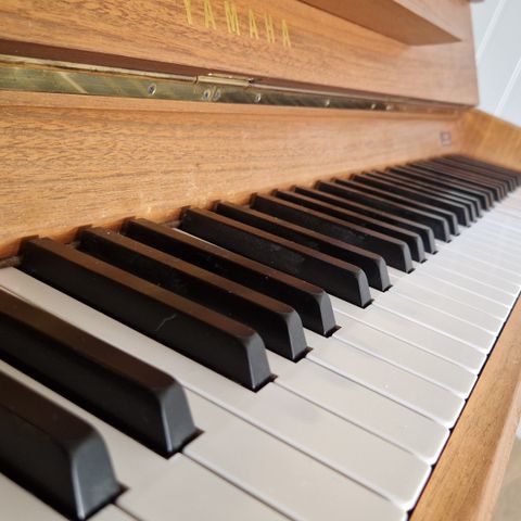 Yamaha piano, nydelig klang og lettspilt med øvingspedal