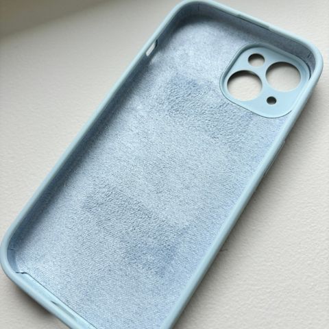 iPhone 15 deksel lyseblå