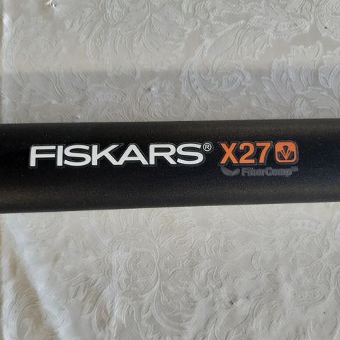 NY FISKARS KLØYVEØKS  X27