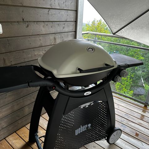 Weber grill med gassbeholder, kjøpt 2år siden . Brukt 1 gang