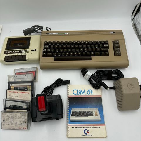 Commodore 64 med kassettspiller selges