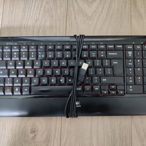 Logitech K100 Tastatur - Ikke Nordisk