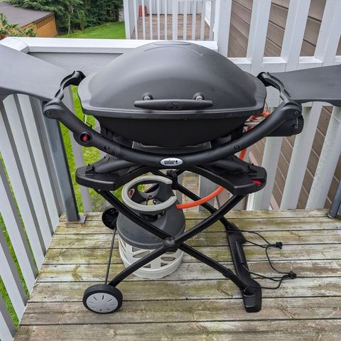 Weber q2000 gassgrill, inkl gassflaske, stativ og trekk