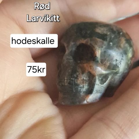 Hodeskalle minifigur I rød larvekitt