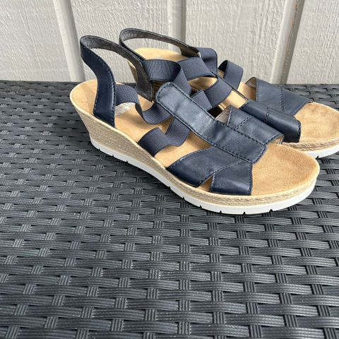 Mørkeblå sandaler fra Rieker, str. 40, selges kr 375,-