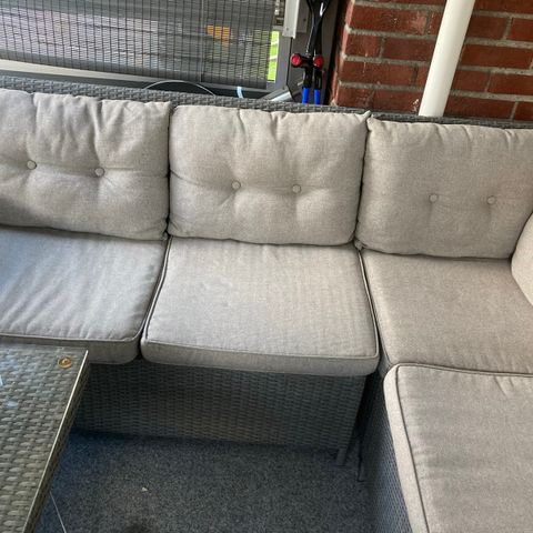 Hjørnesofa og bord