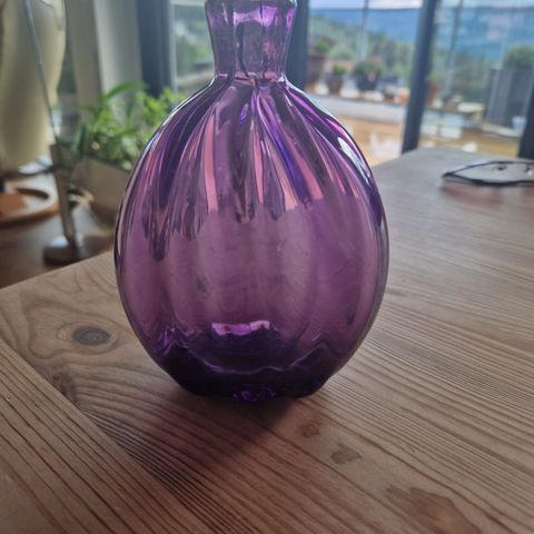 FIOLETT VASE MED PUNTERMERKE (BLÅST)