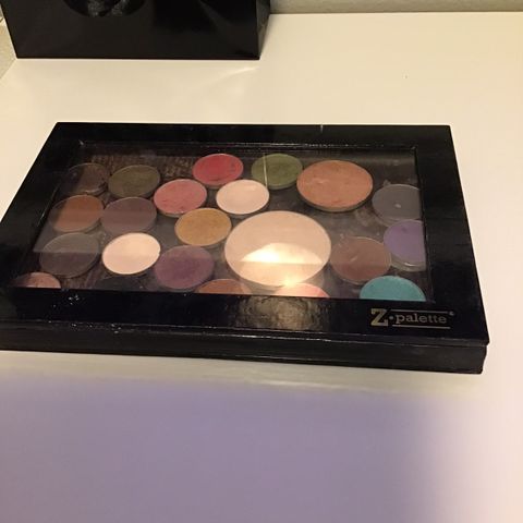 Mac øyeskygger i Z-palette selges samlet