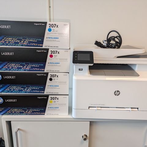 HP Color LaserJet MFP M283fdw pluss nye toner kassetter