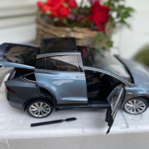 Tesla model X- modellbil skala 1:18