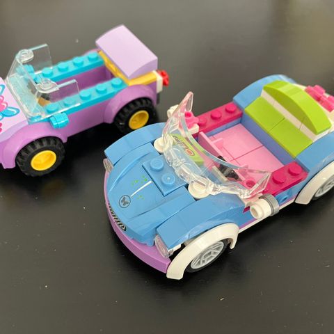 To Lego Friends-biler til salgs