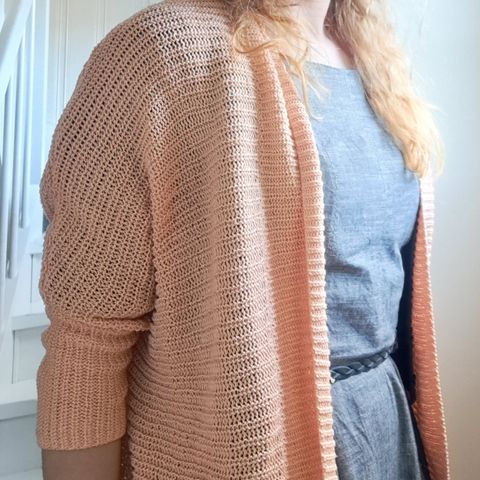 Strikket cardigan fersken farget