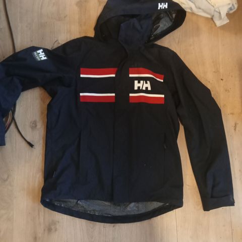 Vann og vind tett helly hansen jakke str m