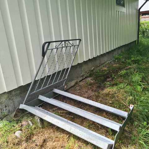 Metal trapp selges . Står på Hitra