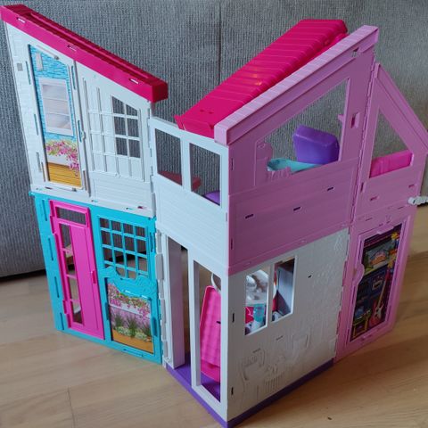 Barbie hus, bobil og dukker selges