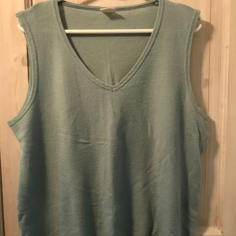 Nesten ny By Basics singlet i merinoull str L