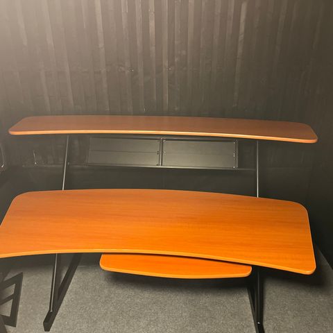 Studio desk med 8 U
