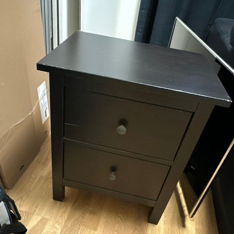 Hemnes svart nattbord, selges ikke lengre i svart.