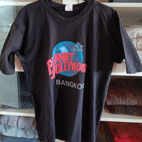 T-skjorte fra Planet Hollywood Bangkok i 100% bomull