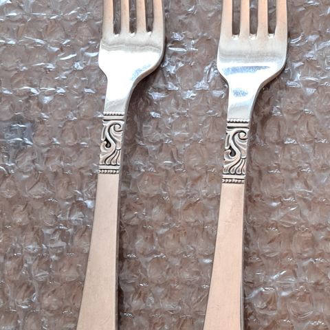 To gafler i sølvplett- 20 cm selges for kr 100