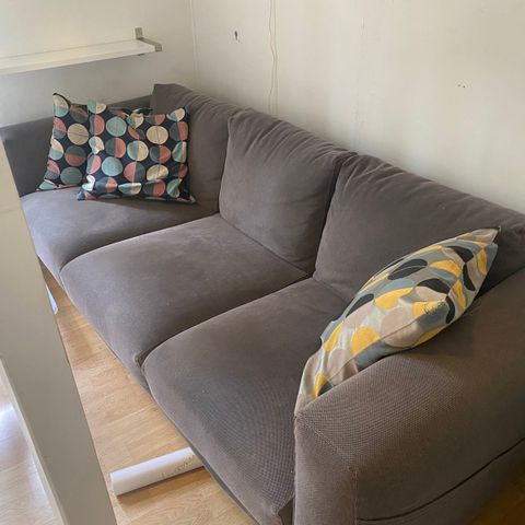 Grå komfortabel sofa