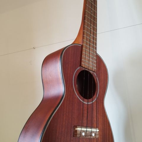 Ukulele Rockson UK-324.   I meget god stand.  60 cm lang.