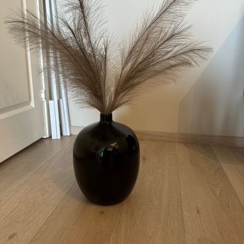 Sort vase med «strå»