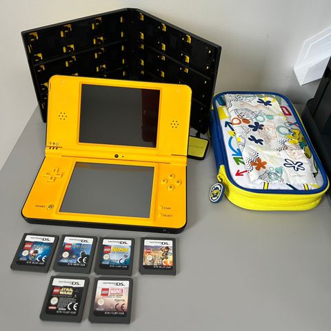 Nintendo DSi XL konsoll med 6 spill og tilbehør