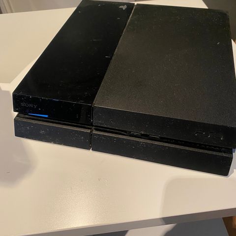 PlayStation 4 m/ 2 stk kontrollere + div spill