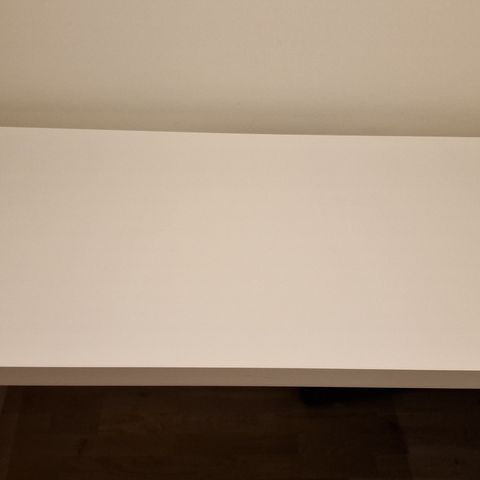 Malm skrivebord