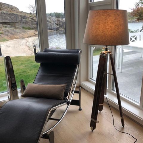 Slettvoll tripodlampe i teak