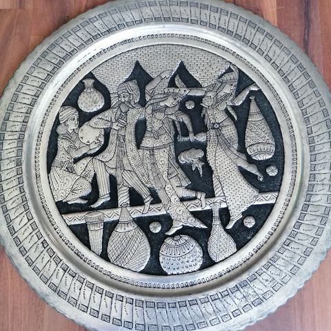 Iransk håndlaget preget kobberplate med en diameter på 50 og 40 cm