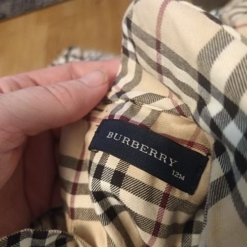 Ekte burberry kjole fra en dyr butik for beby str 12.mnd