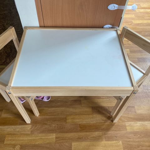 Lätt Ikea barnebord  og 2 stoler, hvit