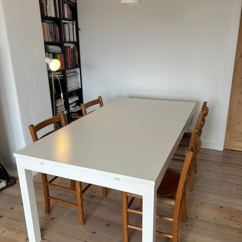 Pent brukt IKEA bord med innleggsplater til salgs