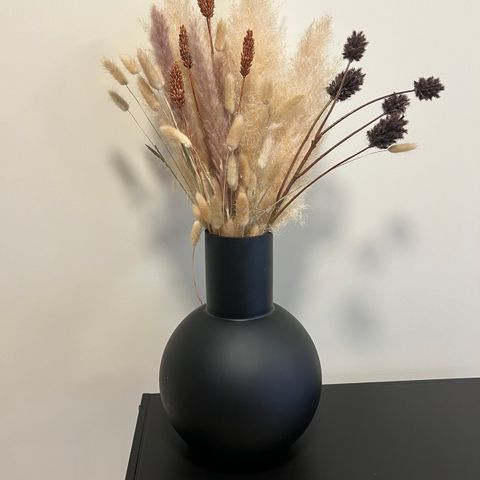 Stor vase med pampas og strå