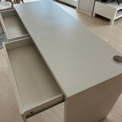 Micke skrivebord fra IKEA